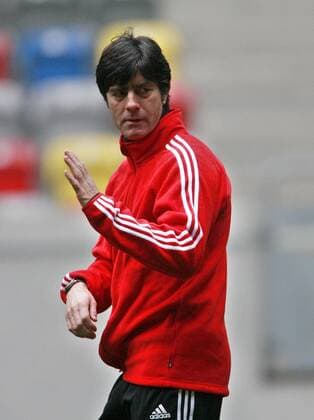 Bundestrainer Joachim Löw (Deutschland) gibt Anweisungen Fußball Herren Nationalteam 2007, Training Einzelbild Düsseldorf Fußball Herren Nationalteam 2007, Training Einzelbild Düsseldorf