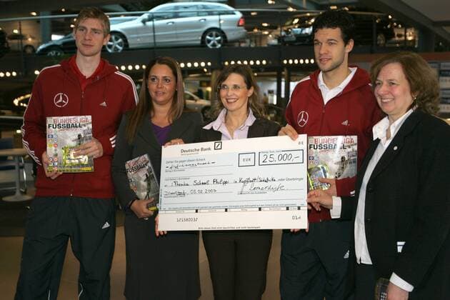 Per Mertesacker (li.) und Michael Ballack (2.v.re., beide Deutschland) übergeben im Auftrag von Panini einen Geldscheck über 25.000 Euro für das Projekt i Themba School Philippi in einer Mercedes Benz Niederlassung in Düsseldorf Fußball Herren Nationalteam 2007, soziales Engagement, Sozialengagement, Charity, Wohltätigkeit Gruppe Düsseldorf Freude, Fußball Herren Nationalteam 2007, soziales Engagement, Sozialengagement, Charity, Wohltätigkeit Gruppe Düsseldorf Freude,