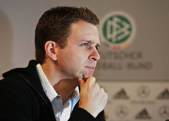 Teammanager Oliver Bierhoff (Deutschland) nachdenklich Fußball Herren Nationalteam 2007, Pressekonferenz, PK, Pressetermin, Porträt Düsseldorf Nachdenklichkeit, Fußball Herren Nationalteam 2007, Pressekonferenz, PK, Pressetermin, Porträt Düsseldorf Nachdenklichkeit,
