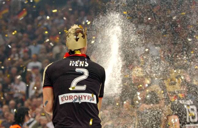 Pascal Hens (Deutschland) feiert den Weltmeistertitel 2007 mit einer zünftigen Sektdusche Handball WM Herren WM 2007, Länderspiel, Nationalteam, Finale, Endspiel, Feier, feiern, Siegesfeier, Sieg, Sieger Einzelbild Köln Begeisterung, Freude, Handball WM Herren WM 2007, Länderspiel, Nationalteam, Finale, Endspiel, Feier, feiern, Siegesfeier, Sieg, Sieger Einzelbild Köln Begeisterung, Freude,