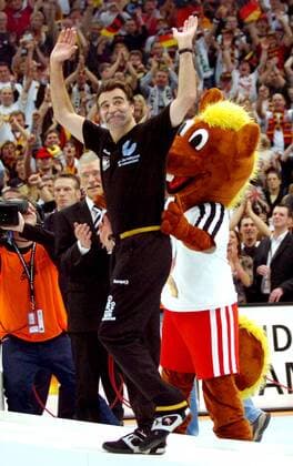 Bundestrainer Heiner Brand (Deutschland) schreitet im Beisein von Maskottchen Hanniball zur Siegerehrung anlässlich des Gewinns des Weltmeistertitels 2007 Handball WM Herren WM 2007, Länderspiel, Nationalteam, Finale, Endspiel, Feier, feiern, Siegesfeier, Sieg, Sieger Gruppe Köln Glück, Freude, Handball WM Herren WM 2007, Länderspiel, Nationalteam, Finale, Endspiel, Feier, feiern, Siegesfeier, Sieg, Sieger Gruppe Köln Glück, Freude,