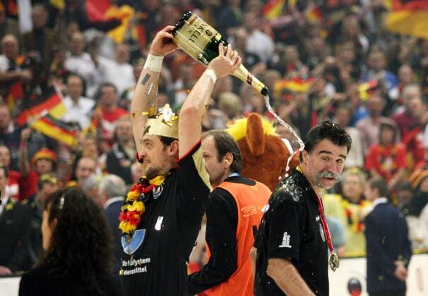 Deutschland ist Weltmeister 2007, Markus Baur (li.) bespritzt rücklings Bundestrainer Heiner Brand mit Champagner Handball WM Herren WM 2007, Länderspiel, Nationalteam, Nationaltrikot, Finale, Endspiel Gruppe Trainer Nationaltrainer, Nationalcoach Köln Freude, Handball WM Herren WM 2007, Länderspiel, Nationalteam, Nationaltrikot, Finale, Endspiel Gruppe Trainer Nationaltrainer, Nationalcoach Köln Freude,