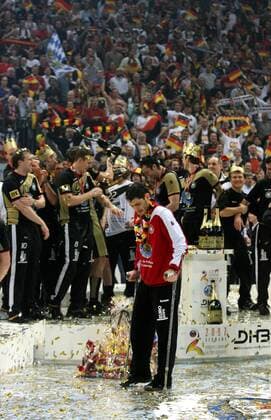 Deutschland ist Weltmeister 2007 - trotz Verletzung läßt sich Torwart Henning Fritz (vorn) die Siegesfeier seiner Teamkollegen nicht entgehen Handball WM Herren WM 2007, Länderspiel, Nationalteam, Nationaltrikot, Finale, Endspiel Totale verletzt, Verletzung Köln Freude, B Handball WM Herren WM 2007, Länderspiel, Nationalteam, Nationaltrikot, Finale, Endspiel Totale verletzt, Verletzung Köln Freude, B