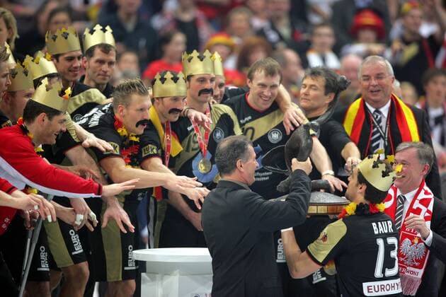 Kapitän Markus Baur nimmt den Weltmeisterpokal 2007 von IHF Präsident Hassan Moustafa (Ägypten) entgegen, re. Bundespräsident Horst Köhler Handball WM Herren WM 2007, Länderspiel, Nationalteam, Internationaler Handballverband, Präsidium, Vorstand Totale Endspiel, Finale, Nationaltrikot Köln, Jubel, jubeln, Feier, feiern, Siegesfeier Freude, Handball WM Herren WM 2007, Länderspiel, Nationalteam, Internationaler Handballverband, Präsidium, Vorstand Totale Endspiel, Finale, Nationaltrikot Köln, Jubel, jubeln, Feier, feiern, Siegesfeier Freude,