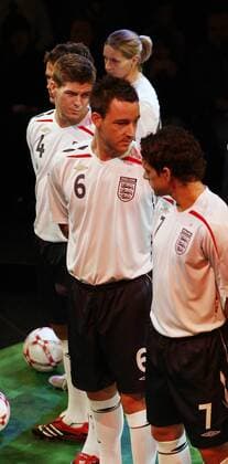 Steven Gerrard (li.), John Terry (Mitte) und Owen Hargreaves (alle England) präsentieren die neuen Heimtrikots - EDITORIAL USE ONLY. No use with unauthorised audio, video, data, fixture lists, club league logos or live services. Online in-match use limited to 120 images, no video emulation. No use in betting, games or single club league player publications. Fußball Herren Nationalteam 2007, Nationaltrikot Vorstellung Präsentation Pressetermin neu neue neues Gruppe Manchester Fußball Herren Nationalteam 2007, Nationaltrikot Vorstellung Präsentation Pressetermin neu neue neues Gruppe Manchester