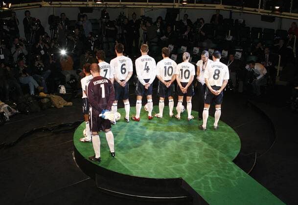 Trikotvorstellung England, v.re.: Frank Lampard, Kelly Smith, Michael Owen, Steven Gerrard, John Terry, Owen Hargreaves, Rachel Yankey und Torwart Paul Robinson - EDITORIAL USE ONLY. No use with unauthorised audio, video, data, fixture lists, club league logos or live services. Online in-match use limited to 120 images, no video emulation. No use in betting, games or single club league player publications. Fußball Herren Nationalteam 2007 Nationaltrikot Vorstellung Präsentation Pressetermin neu neue neues Medien Totale Rückansicht, Rückennummer Journalisten Manchester hinten, Rücken, Dunkelheit, Jornalist Fußball Herren Nationalteam 2007 Nationaltrikot Vorstellung Präsentation Pressetermin neu neue neues Medien Totale Rückansicht, Rückennummer Journalisten Manchester hinten, Rücken, Dunkelheit, Jornalist