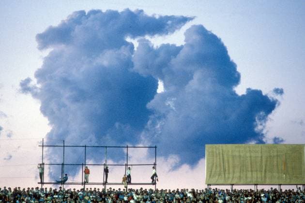 Bizarre Wolkenformation über den vollbesetzten Tribünen des Turiner Stadio Comunale Fußball Länderspiel Herren EM 1980, Nationalmannschaft, Gruppe B Totale Stadio Comunale Turin Fußball Länderspiel Herren EM 1980, Nationalmannschaft, Gruppe B Totale Stadio Comunale Turin