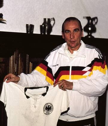 Horst Eckel (Deutschland) präsentiert stolz das Weltmeistertrikot von 1954 Fußball Herren Fußball 1993 o0 Shooting, WM Einzelbild Kaiserslautern Fußball Herren Fußball 1993 o0 Shooting, WM Einzelbild Kaiserslautern