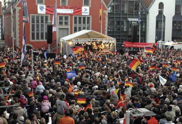 Ausgelassene Stimmung auf dem Lemgoer Marktplatz während des Empfangs der Weltmeister Handball WM Herren WM 2007, Nationalteam, Ehrung, Spielerehrung, Empfang Totale Lemgo Freude, Handball WM Herren WM 2007, Nationalteam, Ehrung, Spielerehrung, Empfang Totale Lemgo Freude,