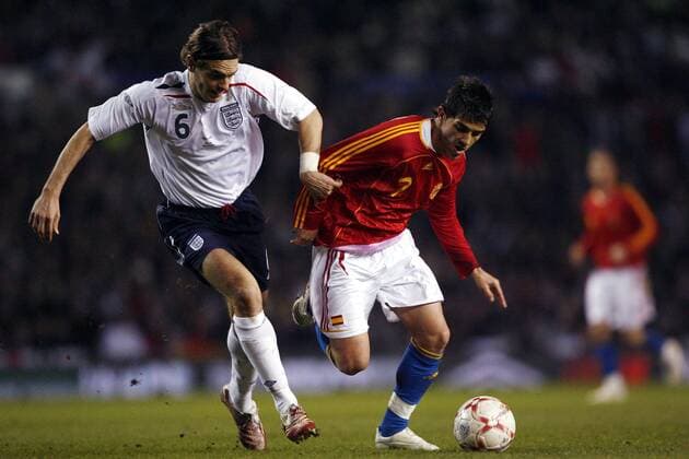 David Villa (Spanien, re.) gegen Jonathan Woodgate (England) - EDITORIAL USE ONLY. No use with unauthorised audio, video, data, fixture lists, club league logos or live services. Online in-match use limited to 120 images, no video emulation. No use in betting, games or single club league player publications. Fußball Herren Länderspiel 2007, Freundschaftsspiel, Test, Testspiel, England - Spanien 0:1 Gruppe Manchester Dynamik, Fußball Herren Länderspiel 2007, Freundschaftsspiel, Test, Testspiel, England - Spanien 0:1 Gruppe Manchester Dynamik,