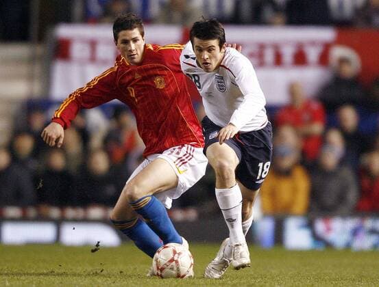 Joey Barton (England, re.) gegen Fernando Torres (Spanien) - EDITORIAL USE ONLY. No use with unauthorised audio, video, data, fixture lists, club league logos or live services. Online in-match use limited to 120 images, no video emulation. No use in betting, games or single club league player publications. Fußball Herren Länderspiel 2007, Freundschaftsspiel, Test, Testspiel, England - Spanien 0:1 Gruppe Manchester Dynamik, Fußball Herren Länderspiel 2007, Freundschaftsspiel, Test, Testspiel, England - Spanien 0:1 Gruppe Manchester Dynamik,