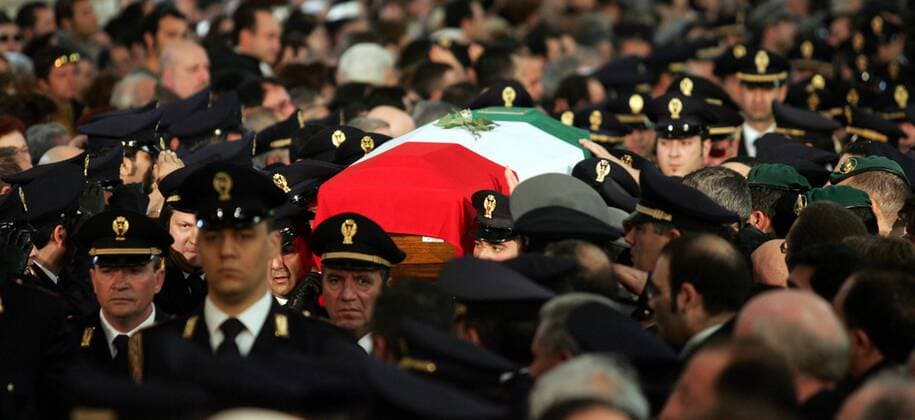 Der Sarg von Polizist Filippo Raciti (Italien) wird von seinen Arbeitskollegen zu Grabe getragen -  Fußball Herren Beerdigung von Filippo Raciti 2007, Abschied, Trauer, Todesfall, gestorben, Trauerfall, Tod, tot, Totale Catania Fußball Herren Beerdigung von Filippo Raciti 2007, Abschied, Trauer, Todesfall, gestorben, Trauerfall, Tod, tot, Totale Catania