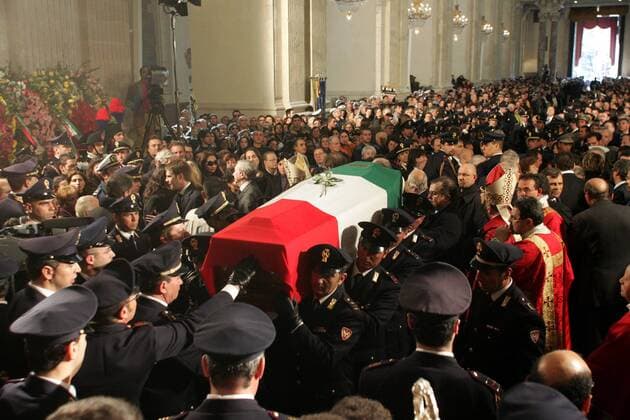 Der Sarg von Polizist Filippo Raciti (Italien) wird von seinen Arbeitskollegen, unter großer Anteilnahme der Öffentlichkeit, zu Grabe getragen -  Fußball Herren Beerdigung von Filippo Raciti 2007, Abschied, Trauer, Todesfall, gestorben, Trauerfall, Tod, tot, Totale Trauergäste Catania Fußball Herren Beerdigung von Filippo Raciti 2007, Abschied, Trauer, Todesfall, gestorben, Trauerfall, Tod, tot, Totale Trauergäste Catania