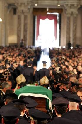 Der Sarg von Polizist Filippo Raciti (Italien) wird von seinen Arbeitskollegen, unter großer Anteilnahme der Öffentlichkeit, zu Grabe getragen -  Fußball Herren Beerdigung von Filippo Raciti 2007, Abschied, Trauer, Todesfall, gestorben, Trauerfall, Tod, tot, Totale Trauergäste Catania Fußball Herren Beerdigung von Filippo Raciti 2007, Abschied, Trauer, Todesfall, gestorben, Trauerfall, Tod, tot, Totale Trauergäste Catania