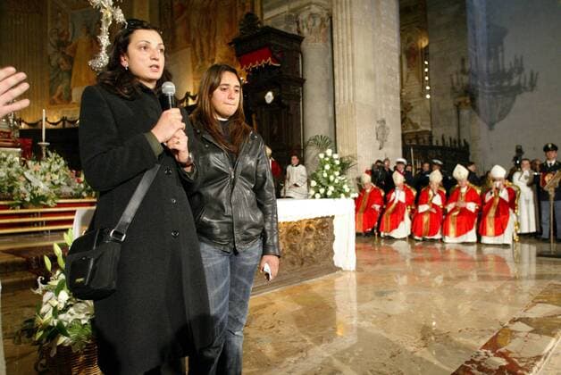 Marisa Grasso (li.) und Tochter Fabiana halten bei der Beisetzung ihres Ehemannes und Vaters Filippo Raciti (Italien) einen Trauerrede -  Fußball Herren Beerdigung von Filippo Raciti 2007, Abschied, Trauer, Todesfall, gestorben, Trauerfall, Tod, tot, Totale Geistlicher Geistliche Religion Kirche Katholiken Catania Kardinal Kardinäle katholische Fußball Herren Beerdigung von Filippo Raciti 2007, Abschied, Trauer, Todesfall, gestorben, Trauerfall, Tod, tot, Totale Geistlicher Geistliche Religion Kirche Katholiken Catania Kardinal Kardinäle katholische