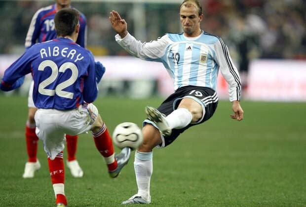 Esteban Cambiasso (Argentinien, re.) gegen Franck Ribery (Frankreich) - (pan18700) Fußball Länderspiel Herren Freundschaftsspiel 2007, Testspiel, Test, Nationalteam, Frankreich - Argentinien 0:1, Nationaltrikot Gruppe Paris Dynamik, Fußball Länderspiel Herren Freundschaftsspiel 2007, Testspiel, Test, Nationalteam, Frankreich - Argentinien 0:1, Nationaltrikot Gruppe Paris Dynamik,