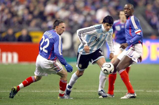 Lucho Gonzalez (Argentinien, re.) gegen Franck Ribery (li.) und Patrick Vieira (beide Frankreich) - (pan18700) Fußball Länderspiel Herren Freundschaftsspiel 2007, Testspiel, Test, Nationalteam, Frankreich - Argentinien 0:1, Nationaltrikot Gruppe Paris Fußball Länderspiel Herren Freundschaftsspiel 2007, Testspiel, Test, Nationalteam, Frankreich - Argentinien 0:1, Nationaltrikot Gruppe Paris
