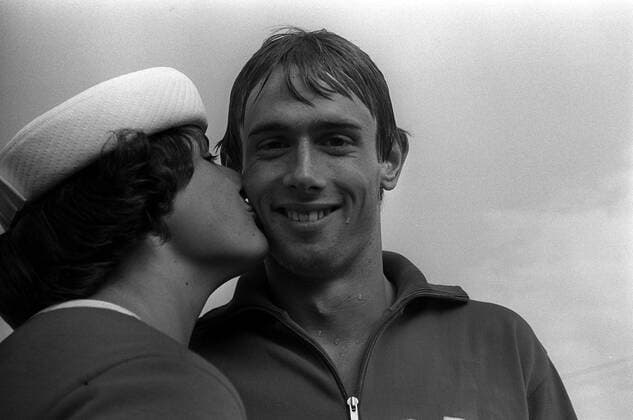 Roland Matthes (DDR) gut gelaunt bei der Siegerehrung Schwimmen Herren Schwimmsport 1969, Gruppe Würzburg Freude, Schwimmen Herren Schwimmsport 1969, Gruppe Würzburg Freude,