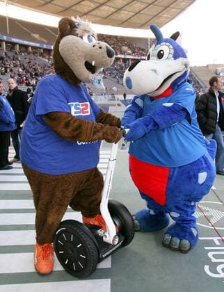 Die Maskottchen Dino Hermann (HSV, re.) und Herthinho (Hertha) streiten sich um den Segway Human Transporter Fußball 1. BL Herren Saison 2006 2007, Hertha BSC Berlin - Hamburger SV 2:1, Hamburg Gruppe Berlin Spannung, Fußball 1. BL Herren Saison 2006 2007, Hertha BSC Berlin - Hamburger SV 2:1, Hamburg Gruppe Berlin Spannung,