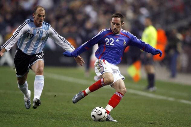 Franck Ribery (Frankreich, re.) gegen Esteban Cambiasso (Argentinien) -  (pan18699) Fußball Länderspiel Herren Freundschaftsspiel 2007, Test, Testspiel, Nationalmannschaft, Nationalteam, Nationaltrikot Gruppe Paris Dynamik, Fußball Länderspiel Herren Freundschaftsspiel 2007, Test, Testspiel, Nationalmannschaft, Nationalteam, Nationaltrikot Gruppe Paris Dynamik,  