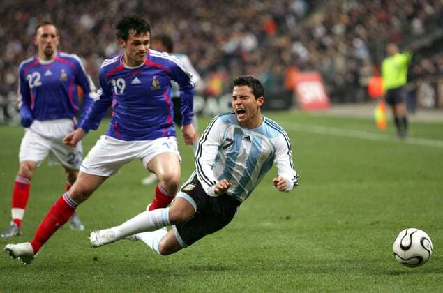 Javier Saviola (Argentinien, re.) gegen Willy Sagnol (Frankreich) -  (pan18699) Fußball Länderspiel Herren Freundschaftsspiel 2007, Test, Testspiel, Nationalmannschaft, Nationalteam, Nationaltrikot Gruppe Paris Dynamik, Fußball Länderspiel Herren Freundschaftsspiel 2007, Test, Testspiel, Nationalmannschaft, Nationalteam, Nationaltrikot Gruppe Paris Dynamik,  