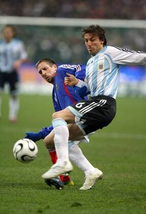 Franck Ribery (Frankreich, li.) gegen Gabriel Heinze (Argentinien) -  (pan18720) Fußball Länderspiel Herren Freundschaftsspiel 2007, Test, Testspiel, Nationalteam, Nationaltrikot, Frankreich - Argentinien 0:1 Gruppe Paris Dynamik, Fußball Länderspiel Herren Freundschaftsspiel 2007, Test, Testspiel, Nationalteam, Nationaltrikot, Frankreich - Argentinien 0:1 Gruppe Paris Dynamik,  
