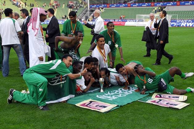 INAS FID WM 2006: Weltmeister Saudi Arabien feiert mit Pokal, Nationalfahne und Fotos von König Abdullah Bin Aziz Fußball Länderspiel Herren INAS FID WM 2006 für Menschen mit Behinderung, Nationalteam, Nationaltrikot Vdig Totale Finale Endspiel Adel Adelig adlig typical Leverkusen Königstreue Personenkult landestypisch Freude, Begeisterung, Fußball Länderspiel Herren INAS FID WM 2006 für Menschen mit Behinderung, Nationalteam, Nationaltrikot Vdig Totale Finale Endspiel Adel Adelig adlig typical Leverkusen Königstreue Personenkult landestypisch Freude, Begeisterung,
