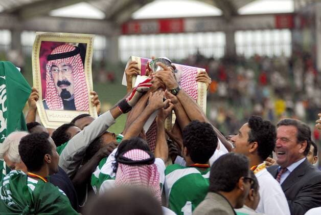 INAS FID WM 2006: Weltmeister Saudi Arabien feiert mit Pokal, Nationalfahne und Fotos von König Abdullah Bin Aziz Fußball Länderspiel Herren INAS FID WM 2006 für Menschen mit Behinderung, Nationalteam, Nationaltrikot Vdig Totale Finale Endspiel Adel Adelig adlig Leverkusen Königstreue Personenkult Freude, Begeisterung, Fußball Länderspiel Herren INAS FID WM 2006 für Menschen mit Behinderung, Nationalteam, Nationaltrikot Vdig Totale Finale Endspiel Adel Adelig adlig Leverkusen Königstreue Personenkult Freude, Begeisterung,