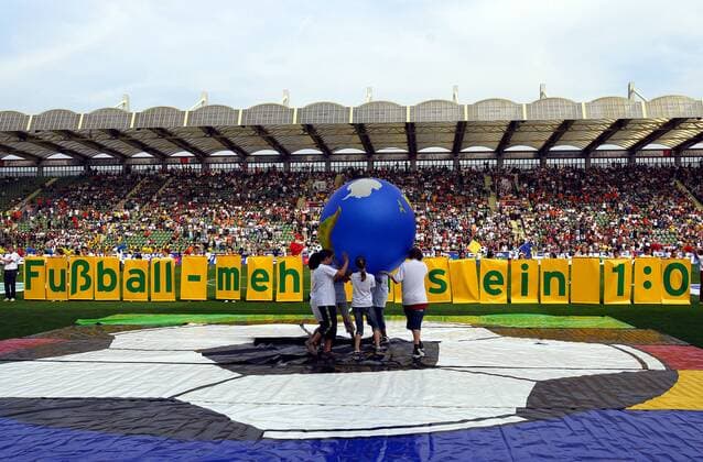 1 Jahr bis WM 2022: Historie, Stadien und Architektur Fußball, mehr als ein 1:0 - das Motto der INAS FID WM 2006 unterstreichen Kinder mit ihrem Auftritt, wo sie gemeinsam eine Weltkugel tragen Fußball Länderspiel Herren INAS FID WM 2006 für Menschen mit Behinderung, Nationalteam, Finale Endspiel, Vdig Totale BayArena Bay Arena Leverkusen Fußball Länderspiel Herren INAS FID WM 2006 für Menschen mit Behinderung, Nationalteam, Finale Endspiel, Vdig Totale BayArena Bay Arena Leverkusen