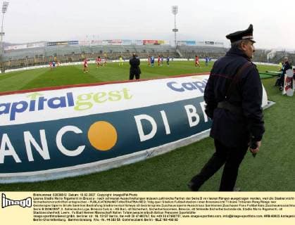 Leeres Stadio Mario Rigamonti in Brescia - nach schweren Ausschreitungen müssen zahlreiche Partien der Serie B vor leeren Rängen ausgetragen werden, weil die Stadien nicht den Sicherheitsvorschriften entsprechen - Fußball Herren Serie B 2006 2007, 2. Italienische Liga, Brescia Calcio - AS Bari, o0 Sicherheit, Sicherheitsnormen, Totale Stadio Mario Rigamonti, o0 Stadionsicherheit, Brescia, o0 fehlende Sicherheitsstandards, Leere, Fußball Herren Serie B 2006 2007, 2. Italienische Liga, Brescia Calcio - AS Bari, o0 Sicherheit, Sicherheitsnormen, Totale Stadio Mario Rigamonti, o0 Stadionsicherheit, Brescia, o0 fehlende Sicherheitsstandards, Leere,