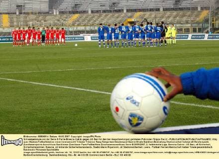 Schweigeminute vor der Serie B Partie Brescia Calcio gegen AS Bari für den bei Ausschreitungen getöteten Polizisten Filippo Raciti - Fußball Herren Serie B 2006 2007, 2. Italienische Liga, Brescia Calcio - AS Bari, o0 Sicherheit, Sicherheitsnormen, Totale Stadio Mario Rigamonti, o0 Stadionsicherheit, Brescia, o0 fehlende Sicherheitsstandards, Leere, Fußball Herren Serie B 2006 2007, 2. Italienische Liga, Brescia Calcio - AS Bari, o0 Sicherheit, Sicherheitsnormen, Totale Stadio Mario Rigamonti, o0 Stadionsicherheit, Brescia, o0 fehlende Sicherheitsstandards, Leere,