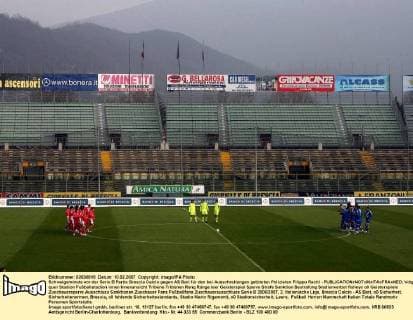 Schweigeminute vor der Serie B Partie Brescia Calcio gegen AS Bari für den bei Ausschreitungen getöteten Polizisten Filippo Raciti - Fußball Herren Serie B 2006 2007, 2. Italienische Liga, Brescia Calcio - AS Bari, o0 Sicherheit, Sicherheitsnormen, Totale Stadio Mario Rigamonti, o0 Stadionsicherheit, Brescia, o0 fehlende Sicherheitsstandards, Leere, Fußball Herren Serie B 2006 2007, 2. Italienische Liga, Brescia Calcio - AS Bari, o0 Sicherheit, Sicherheitsnormen, Totale Stadio Mario Rigamonti, o0 Stadionsicherheit, Brescia, o0 fehlende Sicherheitsstandards, Leere,