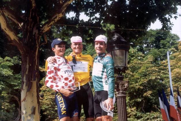 Siegerehrung Tour de France 1996: Gesamtsieger Bjarne Riis (Dänemark, Mitte) gemeinsam mit dem Sprintbesten Erik Zabel (Deutschland beide Telekom) und dem Sieger der Bergwertung Richard Virenque (Frankreich Festina) -  Radsport Herren Tour de France 1996, Straßenradsport, Straße, Rad, Toursieg, Toursieger Gruppe Gesamtsieger, Bergtrikot Paris, Champs Elysees, Elysee Freude, Radsport Herren Tour de France 1996, Straßenradsport, Straße, Rad, Toursieg, Toursieger Gruppe Gesamtsieger, Bergtrikot Paris, Champs Elysees, Elysee Freude,