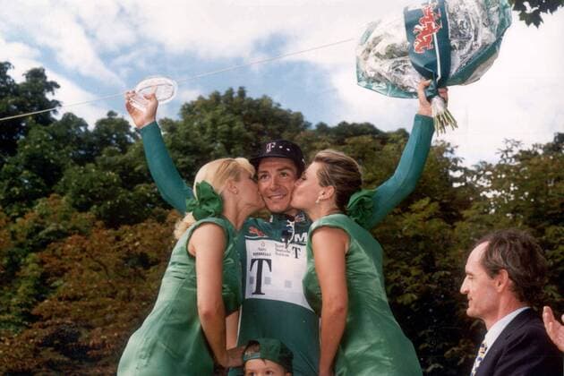 Erik Zabel (Deutschland Telekom) freut sich über den Gewinn des grünen Trikots des Sprintbesten bei der Tour de France 1998 -  Radsport Herren Tour de France 1998, Straßenradsport, Straße, Rad Gruppe küssen Paris Freude, Radsport Herren Tour de France 1998, Straßenradsport, Straße, Rad Gruppe küssen Paris Freude,