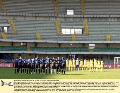 Schweigeminute vor der Serie A Partie AC Chievo Verona gegen Inter Mailand für den bei Ausschreitungen getöteten Polizisten Filippo Raciti - die Partie findet wegen fehlender Sicherheitsstandards unter Zuschauerausschluss statt -  Fußball Herren Serie A, 1. Italienische Liga, Sicherheit, Stadionsicherheit, Sicherheitsnormen, erhöht, erhöhte Totale Bentegodi Stadion, Geisterspiel, o0 2006 2007 Verona, FC Internazionale Fußball Herren Serie A, 1. Italienische Liga, Sicherheit, Stadionsicherheit, Sicherheitsnormen, erhöht, erhöhte Totale Bentegodi Stadion, Geisterspiel, o0 2006 2007 Verona, FC Internazionale