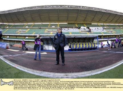 Trainer Roberto Mancini (Inter Mailand) vor einer Serie A Partie in Verona - die Partie findet wegen fehlender Sicherheitsstandards unter Zuschauerausschluss statt -  Fußball Herren Serie A, 1. Italienische Liga, Sicherheit, Stadionsicherheit, Sicherheitsnormen, erhöht, erhöhte Totale Bentegodi Stadion, Geisterspiel, o0 2006 2007 Verona, Innenansicht, Fußballstadion Fußball Herren Serie A, 1. Italienische Liga, Sicherheit, Stadionsicherheit, Sicherheitsnormen, erhöht, erhöhte Totale Bentegodi Stadion, Geisterspiel, o0 2006 2007 Verona, Innenansicht, Fußballstadion