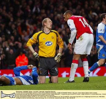 Torwart Chris Kirkland (Wigan) gerät mit Thierry Henry (Arsenal) aneinander -  Fußball Herren English Premier League 2006 2007, 1. Englische Liga, Arsenal FC London - Wigan Athletic 2:1 Gruppe London Spannung, Fußball Herren English Premier League 2006 2007, 1. Englische Liga, Arsenal FC London - Wigan Athletic 2:1 Gruppe London Spannung,