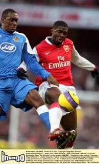 Emile Heskey (Wigan, li.) gegen Kolo Toure (Arsenal) -  Fußball Herren English Premier League 2006 2007, 1. Englische Liga, Arsenal FC London - Wigan Athletic 2:1 Gruppe London Dynamik, Fußball Herren English Premier League 2006 2007, 1. Englische Liga, Arsenal FC London - Wigan Athletic 2:1 Gruppe London Dynamik,