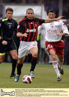 Ronaldo (Milan, li.) am Ball - Fußball Herren Serie A 2006 2007, 1. Italienische Liga, AC Mailand - AS Livorno Calcio 2.1 Gruppe Mailand Dynamik, Fußball Herren Serie A 2006 2007, 1. Italienische Liga, AC Mailand - AS Livorno Calcio 2.1 Gruppe Mailand Dynamik,