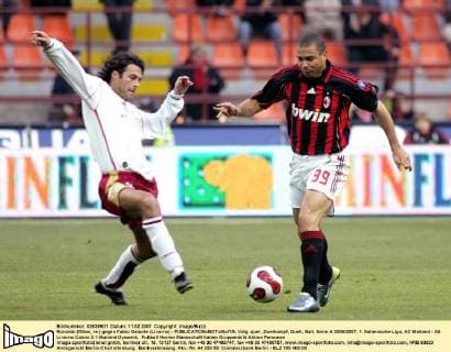Ronaldo (Milan, re.) gegen Fabio Galante (Livorno) - Fußball Herren Serie A 2006 2007, 1. Italienische Liga, AC Mailand - AS Livorno Calcio 2:1 Gruppe Mailand Dynamik, Fußball Herren Serie A 2006 2007, 1. Italienische Liga, AC Mailand - AS Livorno Calcio 2:1 Gruppe Mailand Dynamik,