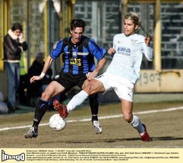 Valon Behrami (Lazio, re.) gegen Luca Ariatti (Bergamo) -  Fußball Herren Serie A 2006 2007, 1. Italienische Liga, Atalanta Bergamo - Lazio Rom 0:0 Gruppe Bergamo Dynamik, Fußball Herren Serie A 2006 2007, 1. Italienische Liga, Atalanta Bergamo - Lazio Rom 0:0 Gruppe Bergamo Dynamik,