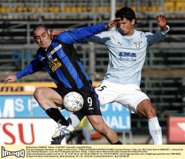 Riccardo Zampagna (Bergamo, li.) gegen Cribari (Lazio) -  Fußball Herren Serie A 2006 2007, 1. Italienische Liga, Atalanta Bergamo - Lazio Rom 0:0 Gruppe Bergamo Dynamik, Kampf, Fußball Herren Serie A 2006 2007, 1. Italienische Liga, Atalanta Bergamo - Lazio Rom 0:0 Gruppe Bergamo Dynamik, Kampf,