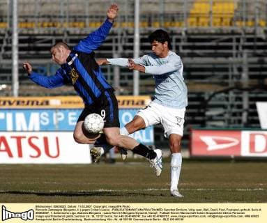 Riccardo Zampagna (Bergamo, li.) gegen Cribari (Lazio) -  Fußball Herren Serie A 2006 2007, 1. Italienische Liga, Atalanta Bergamo - Lazio Rom 0:0 Gruppe Bergamo Dynamik, Kampf, Fußball Herren Serie A 2006 2007, 1. Italienische Liga, Atalanta Bergamo - Lazio Rom 0:0 Gruppe Bergamo Dynamik, Kampf,