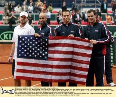 Schlußjubel Team USA, v.li.: Andy Roddick, James Blake, Mike Bryan und Bob Bryan Tennis Herren Davis Cup 2007, Daviscup, Geschwister, Brüderpaar Bruderpaar, Gebrüder Gruppe o0 Stars and Stripes Ostrava Ostrau Freude, Tennis Herren Davis Cup 2007, Daviscup, Geschwister, Brüderpaar Bruderpaar, Gebrüder Gruppe o0 Stars and Stripes Ostrava Ostrau Freude,