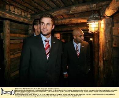 Daviscupteam der USA während eines Mannschaftsausflugs in ein Bergwerk, v.li.: Andy Roddick und James Blake Tennis Herren Davis Cup 2007, Daviscup, Mannschaftsausflug, Ausflug Gruppe Ostrava Ostrau Tennis Herren Davis Cup 2007, Daviscup, Mannschaftsausflug, Ausflug Gruppe Ostrava Ostrau