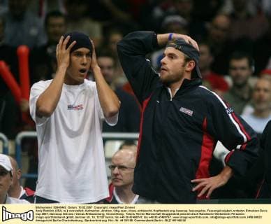 Andy Roddick (USA, re.) verzweifelt Tennis Herren Davis Cup 2007, Daviscup Gruppe Ostrava Ostrau Enttäuschung, Verzweiflung, Tennis Herren Davis Cup 2007, Daviscup Gruppe Ostrava Ostrau Enttäuschung, Verzweiflung,