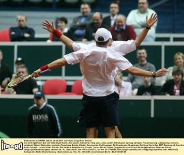Die Zwillingsbrüder Bob und Mike Bryan (beide USA) jubeln Tennis Herren Davis Cup 2007, Daviscup o0 Arm Arme Hydra Gruppe hinten, Rücken, Rückansicht Ostrava Ostrau Begeisterung, Freude, Tennis Herren Davis Cup 2007, Daviscup o0 Arm Arme Hydra Gruppe hinten, Rücken, Rückansicht Ostrava Ostrau Begeisterung, Freude,
