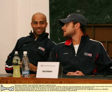 Andy Roddick (re.) und James Blake (beide USA) auf einer Pressekonferenz Tennis Herren Davis Cup 2007, Daviscup Gruppe Ostrava Ostrau Freude, Tennis Herren Davis Cup 2007, Daviscup Gruppe Ostrava Ostrau Freude,