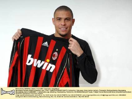 Neuzugang Ronaldo (Milan) präsentiert sein Trikot - Fußball Herren Serie A 2006 2007, 1. Italienische Liga, Shooting, Fotoshooting, Fototermin, AC Mailand Einzelbild Mailand Freude, Fußball Herren Serie A 2006 2007, 1. Italienische Liga, Shooting, Fotoshooting, Fototermin, AC Mailand Einzelbild Mailand Freude,