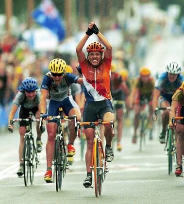 Olympiasiegerin Leontien Zijlaard van Moorsel (Niederlande) jubelt im Ziel - (oly2000092601) Radsport OS Sommer Damen Olympische Sommerspiele 2000, Straßenradsport, Straße, Rad Gruppe Sydney Freude, Begeisterung, Radsport OS Sommer Damen Olympische Sommerspiele 2000, Straßenradsport, Straße, Rad Gruppe Sydney Freude, Begeisterung,